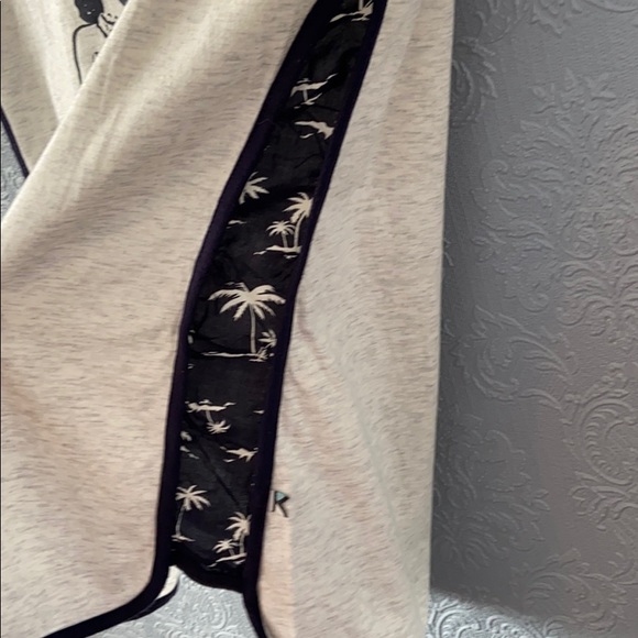 3/$20 Kling Hawaiian print tshirt - Picture 3 of 4